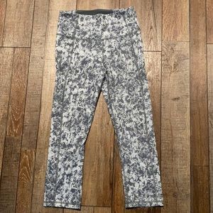 Under Armor Capris SZ S. EUC